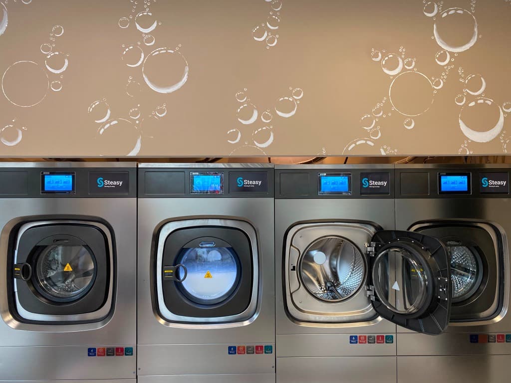 Rangée de machines à laver modernes